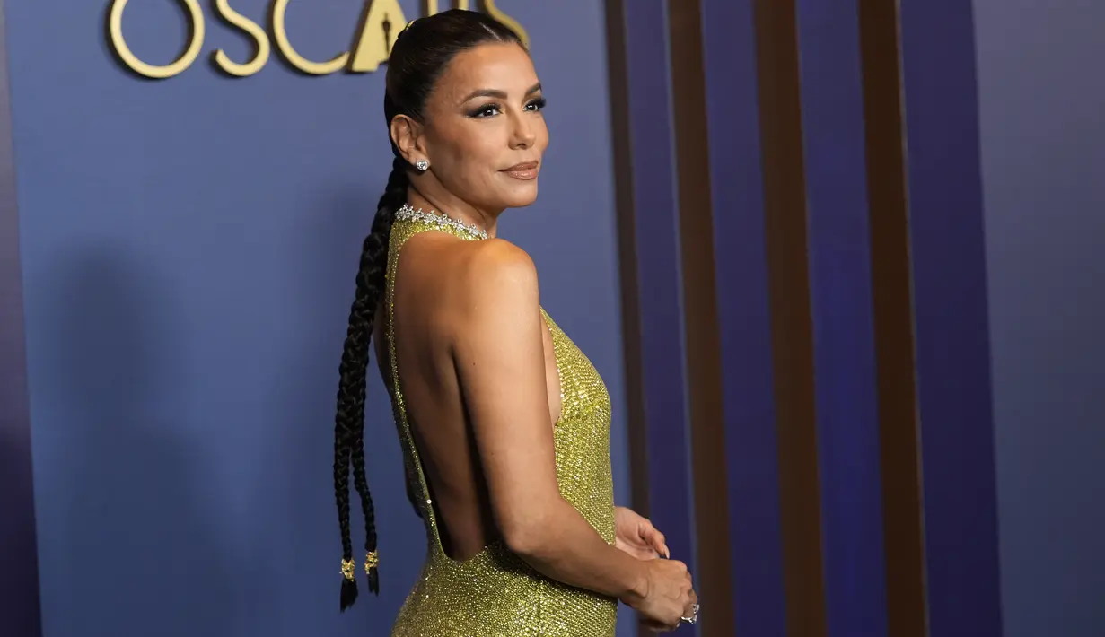 Aktris cantik Desperate Housewives ini menyisir rambut hitamnya ke belakang, dengan menguncirnya menjadi dua kepang yang cantik. (AP Photo/Chris Pizzello)