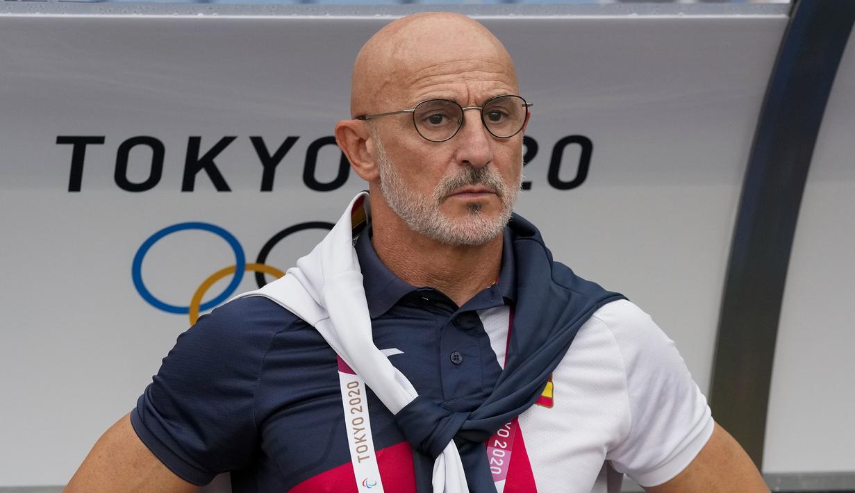 Bahkan, dalam Olimpiade 2020 lalu, Luis de la Fuente juga menjadi juru taktik Timnas Spanyol yang finis dengan raihan medali perak usai kalah 1-2 dari Brasil di partai final. (AP Photo/Andre Penner)