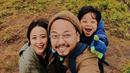 Meski menggeluti dunia karir yang berbeda, Astrid dan Arlan tetap bisa membagi waktu untuk menemani buah hatinya berlibur. Tak hanya ke pusat perbelanjaan, namun keluarga ini sering berlibur ke wisata alam seperti gunung dan taman konservasi. (Liputan6.com/IG/astridbasjar)