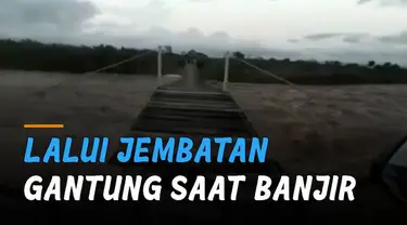 Aksi pemotor ini lalui jembatan gantung saat arus sungain kencang bikin ngilu.