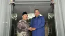 Presiden Susilo Bambang Yudhoyono (kanan) menyalami Ketua Umum Badan Amil Zakat Nasional (BAZNAS) Didin Hafidhuddin (kiri) di Kantor Presiden, Jakarta, (23/7/2014). (ANTARA FOTO/Andika Wahyu)