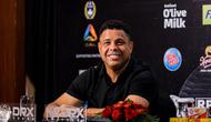 Legenda Timnas Brasil, Ronaldo Nazario, saat menghadiri jumpa pers jelang laga DRX World Legends versus Barcelona Legends di The Dharmawangsa Jakarta, Jakarta Selatan, Sabtu (17/4/2026). (Bola.com/Bagaskara Lazuardi)
