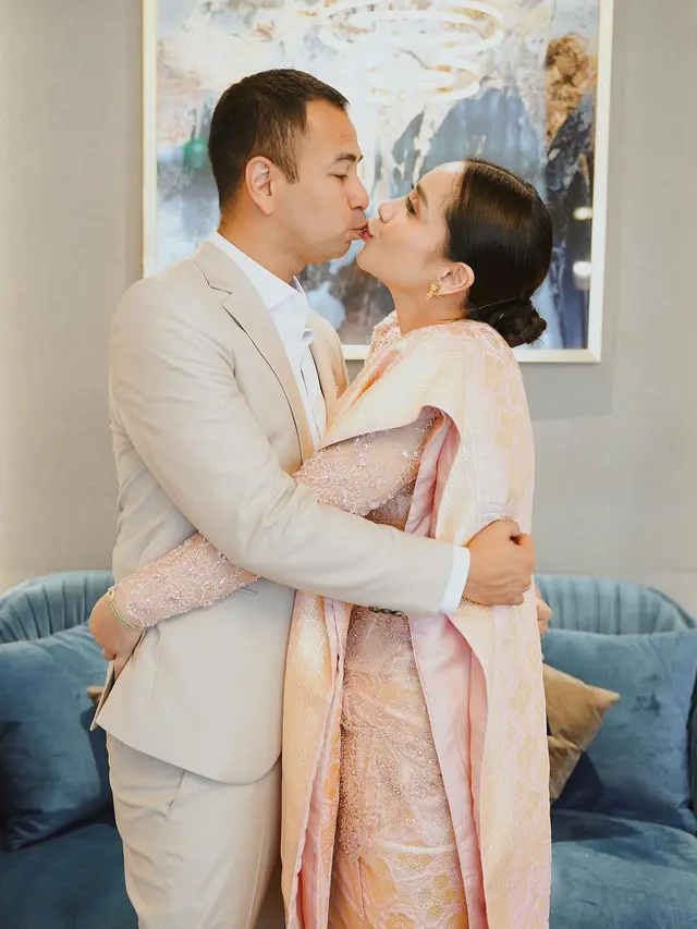 Gaya Serba Pink Nagita Slavina Dampingi Raffi Ahmad Terima Gelar Doktor Kehormatan, Jinjing Tas Chanel Rp89jutaan