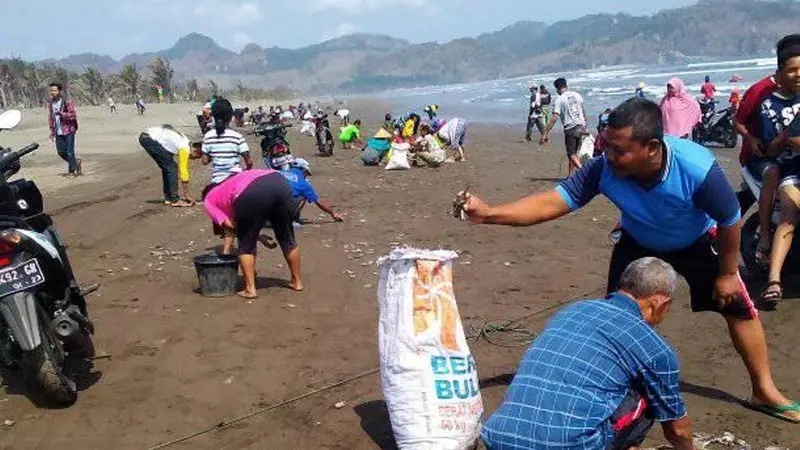 Ratusan ribu atau bahkan jutaan ekor ikan mati dan terdampar di Pantai Jetis, Cilacap, Jawa Tengah, Sabtu, 12 Oktober 2019. (Foto: Liputan6.com/Facebook-Paijo Kbm/Muhamad Ridlo)