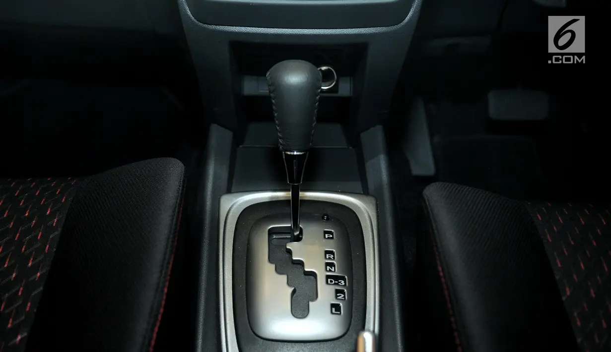 Sistem transmisi matik milik New Toyota Veloz saat diluncurkan di Jakarta, Selasa (15/1). Selain itu, New Veloz juga telah dilengkapi sistem keamanan terbaru dan tombol engine start/stop. (Merdeka.com/Iqbal S. Nugroho)