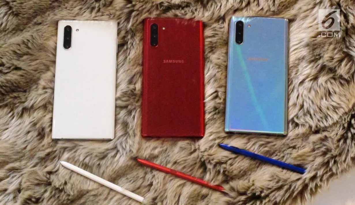 Tampak belakang Samsung Galaxy Note 10 saat diperkenalkan di Barclays Center, Brooklyn, New York, Amerika Serikat, Rabu (7/8/2019). Samsung menyertakan baterai berkapasitas 3.500mAh pada Galaxy Note 10. (Liputan6.com/Istiarto Sigit Nugroho)