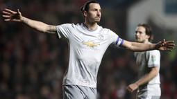 Striker Manchester United, Zlatan Ibrahimovic, melakukan selebrasi usai mencetak gol ke gawang Bristol City pada laga Piala Liga Inggris di Stadion Ashton Gate, Kamis (21/12/2017). Bristol City menang 2-1 atas Manchester United. (AP/Nick Potts)