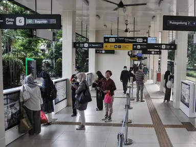 Sejumlah penumpang saat menunggu antrean di Halte Transjakarta Dukuh Atas 2 di Jalan Jenderal Sudirman, Jakarta Pusat, Selasa (23/5/2023). (merdeka.com/Iqbal S.Nugroho)