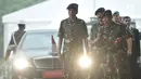 Presiden Joko Widodo upacara militer saat tiba di Mabes TNI Cilangkap, Jakarta, Kamis (3/5). Presiden Jokowi datang mengenakan seragam militer untuk menerima kunjungan Sultan Haji Hassanal Bolkiah beserta delegasi. (Merdeka.com/Iqbal S. Nugroho)