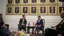 Menlu Retno Marsudi dan Menlu Laos, Saleumxay Kommasith melakukan pertemuan bilateral di Gedung Pancasila Kemlu, Kamis (27/7). Kunjungan Menlu Laos bersamaan dengan peringatan 60 tahun Hubungan Diplomatik antara kedua negara. (Liputan6.com/Faizal Fanani)