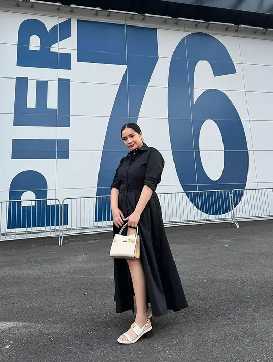 Dress tersebut pun dipadukan dengan Eleanor heel Sandal warna putih gading dengan hiasan keemasan di bagian depan sandal, seharga Rp7,8 jutaan. Serta Lee Radziwill Small Double Bag seharga Rp20 jutaan. (Instagram/raffinagita1717).
