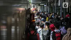 Pemudik menunggu giliran untuk naik ke dalam kereta tujuan mereka di Stasiun Pasar Senen, Jakarta, Selasa (26/4/2022). Sepekan menjelang Lebaran, lonjakan jumlah penumpang kereta api sudah mulai terlihat pada Selasa siang ini, dan diperkirakan akan terus bertambah hingga 30 April atau H-2 Idul Fitri. (Liputan6.com/Faizal Fanani)