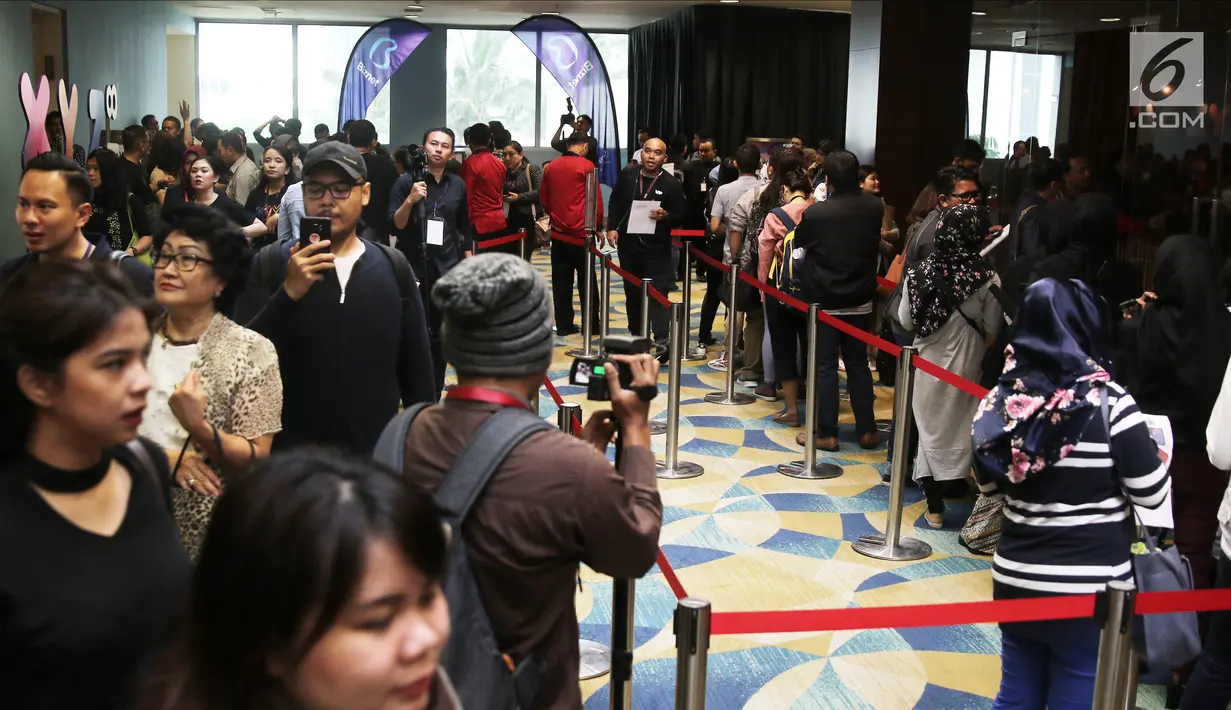 Antrean pengunjung saat menghadiri XYZ Day 2018 di The Hall Senayan City, Jakarta, Rabu (25/4). Acara ini bertujuan memberikan insight yang lebih mendalam tentang generasi X, Y, dan Z dari para ahli di bidangnya. (Liputan6.com/Herman Zakharia)