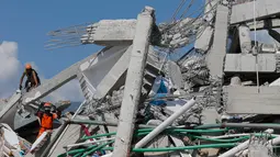 Tim penyelamat mencari korban di reruntuhan Hotel Roa-Roa setelah gempa dan tsunami menghantam Palu, Sulawesi Tengah, Senin (1/10). Sebanyak 18 negara menawarkan bantuan untuk bencana gempa dan tsunami Palu-Donggala. (AP Photo/Tatan Syuflana)