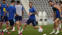 Gelandang Inggris James Maddison (tengah) mengikuti latihan selama sesi latihan resmi timnas jelang bertemu Prancis pada babak perempat final Piala Dunia 2022, di Al Wakrah Sports Complex, di Al Wakrah, Qatar, Rabu (7/12/2022). Inggris lolos ke perempat final seusai memenangi laga 16 besar kontra wakil Afrika, Senegal. (AP Photo/Abbie Parr)