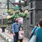 Beberapa pengunjung di kawasan perkotaan Garut, Jawa Barat sengaja berhenti sejenak untuk berfoto ria di samping balon sky dancer yang diluncurkan Kodim 0611 Garut, untuk mengingatkan masyarakat menjaga protokol kesehatan. (Liputan6.com/Jayadi Supriadin)