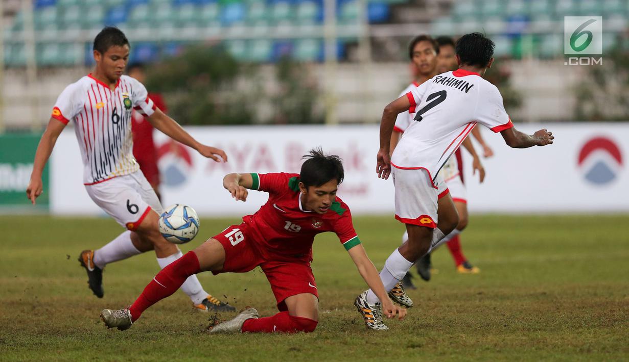 Pemain Timnas Indonesia U-19, Hanis Saghara saat dilanggar pemain Brunei Darussalam pada laga Piala AFF U-18 di Stadion Thuwunna, Yangon, Myanmar, Rabu (13/9/2017). Indonesia menang 8-0 atas Brunei Darussalam. (Liputan6.com/Yoppy Renato)