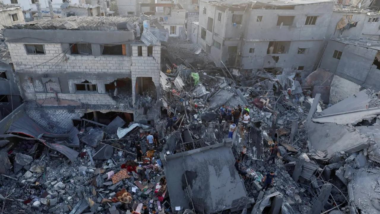 Setelah pengeboman brutal di kamp pengungsi Jabalia di Utara Jalur Gaza, Israel kembali melancarkan serangan biadabnya di kamp pengungsi Al-Maghazi, di Gaza Tengah pada Sabtu (4/10/2024) malam. <br>