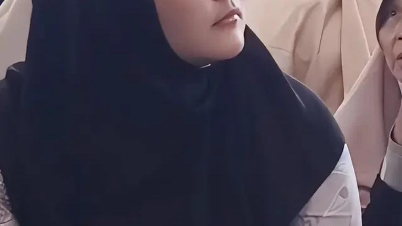 7 Potret Talitha Curtis Berhijab Lagi, Terharu Dihadiahi Tiket Umrah