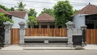 6 Model Pagar Rumah di Kampung dengan Pilar Batu Andesit, Tampil Kokoh dan Elegan