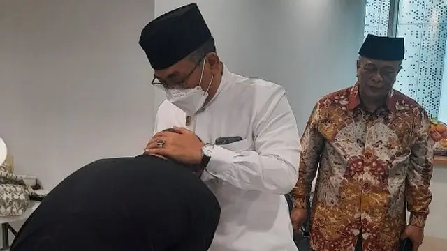 Gus Yahya saat menjenguk Crystalino David Ozora di RS Mayapada Kuningan Jakarta. Dia bertemu langsung dengan ayah David, Jonathan Latumahina. (Istimewa)