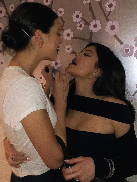 Dilansir dari HollywoodLife, sumber mengatakan bahwa saat ini Kendall miliki perasaan yang makin dalam dengan Kylie lebih dari sebelumnya. (instagram/kyliejenner)
