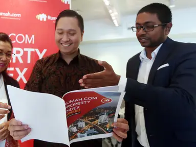 (ki-ka) Ike N. Hamdan, Head of Marketing Rumah.com bersama Josua Pardede, VP Economist PermataBank dan Wasudewan, Country Manager Rumah.com saat Property Index di Jakarta (29/3). (Liputan6.com)