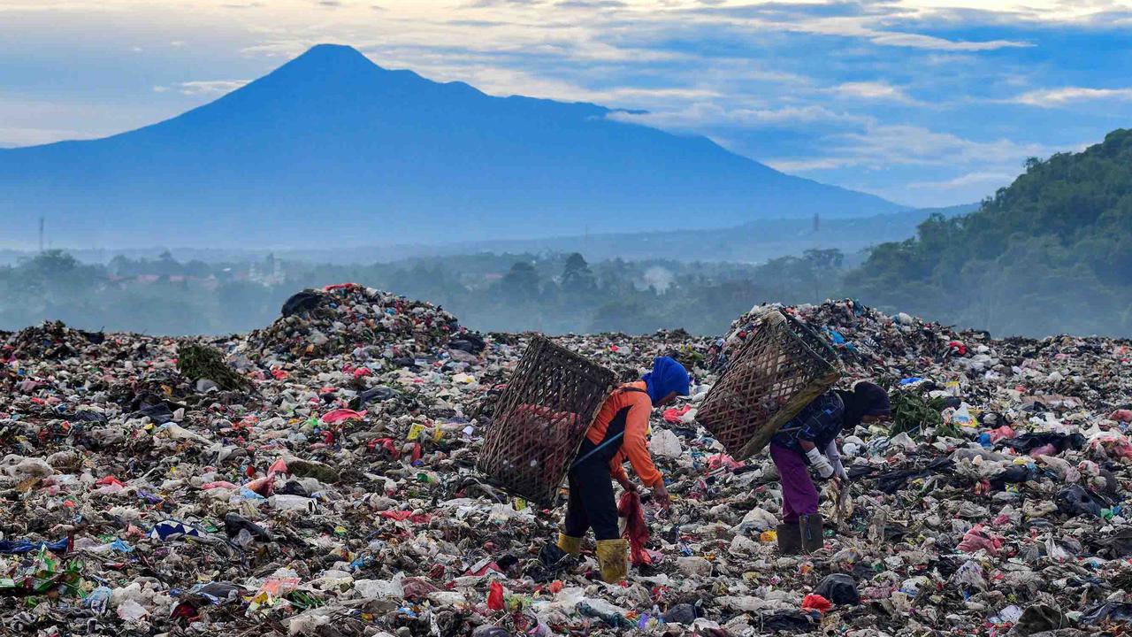 FOTO: TPA Galuga, Gunung Sampah di Tengah Keindahan Alam Bogor