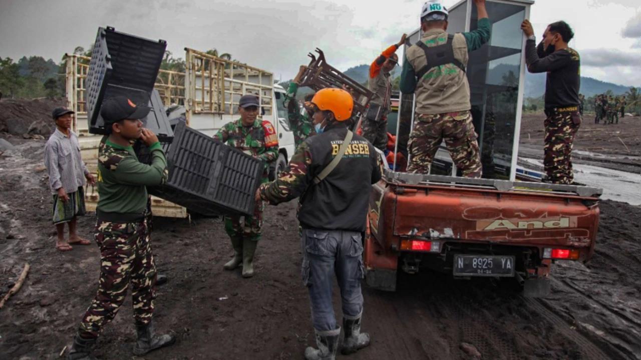 Foto: Penanganan Darurat Erupsi Semeru di Pronojiwo Diperkuat Lewat Operasi Terpadu