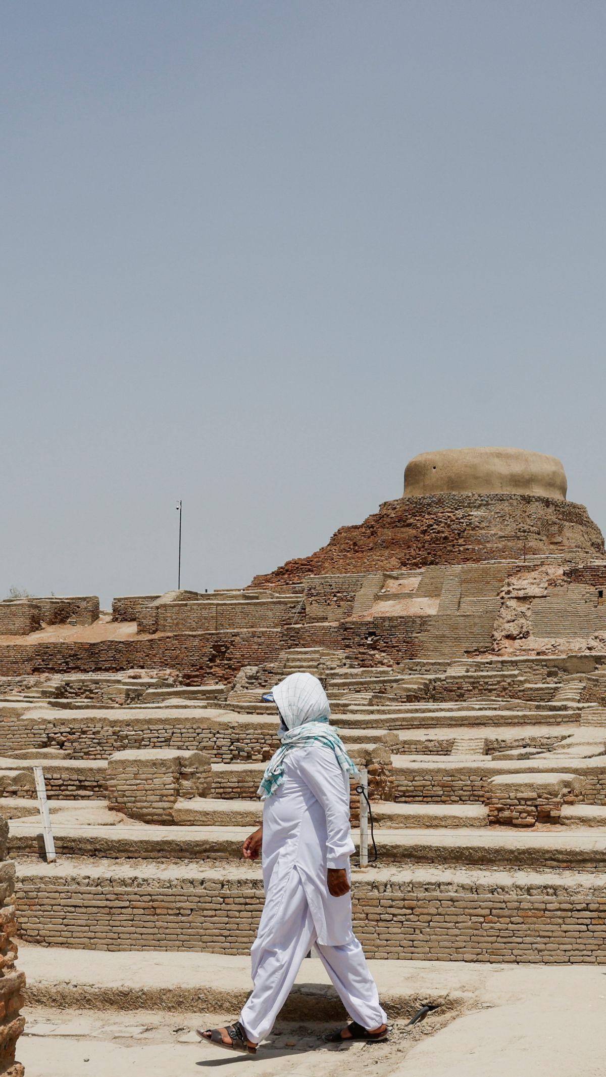 Suhu 52 derajat celcius tersebut mendekati rekor yang pernah tercatat di Pakistan, yakni 53,5 derajat dan 54 derajat celcius. Foto: REUTERS/Akhtar Soomro