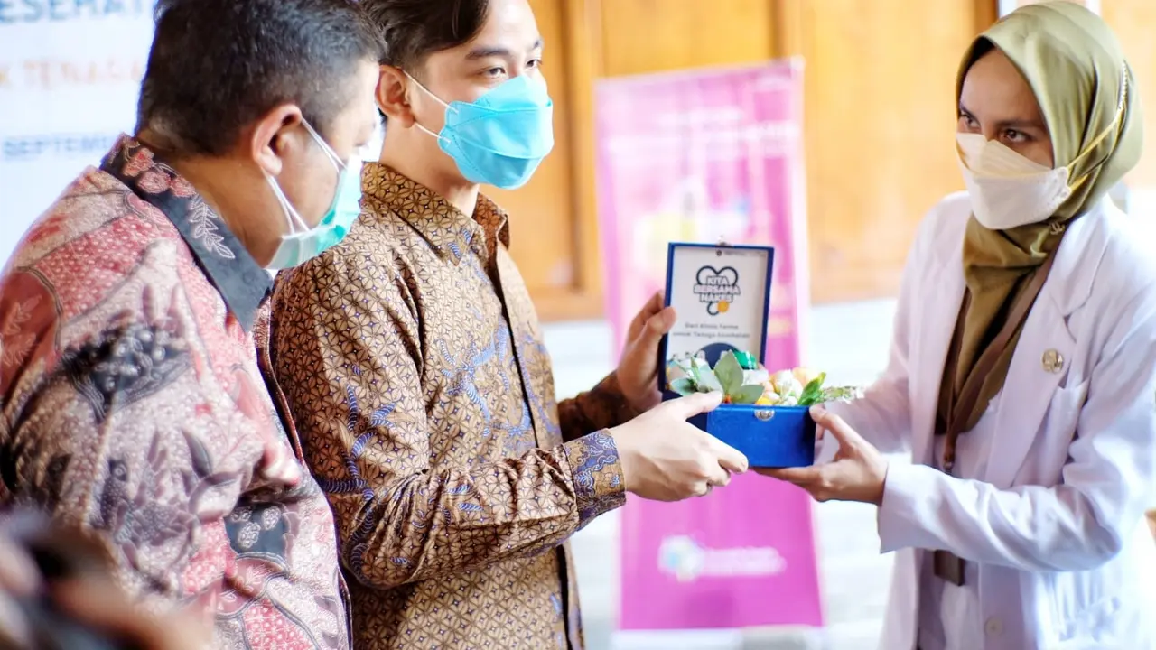 Penyerahan bantuan vitamin dab suplemen untuk anak dan tenaga kesehatan