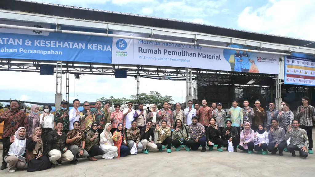 Foto bersama VVIP (kiri ke kanan: M. Bijaksana Junerosano (Waste4Change) - Edi Rivai (Chandra Asri Pacific) - Iparman Oesman (Sekjend GBCI) - Budi santoso (Pemprov Banten)- Ignesjz kemalawarta (Sinar Mas Land) - Diaz Faisal Malik Hendropriyono (Wakil Menteri Lingkungan Hidup) - Panji Himawan (Sinar Mas Land) - Vinda Damayanti (KLH)- Ujat sudrajat (Pemkab Tangerang) - Ir. Prasetyo, M.Eng (Direktur Sanitasi)- Bayu Seto (Living Lab Ventures)