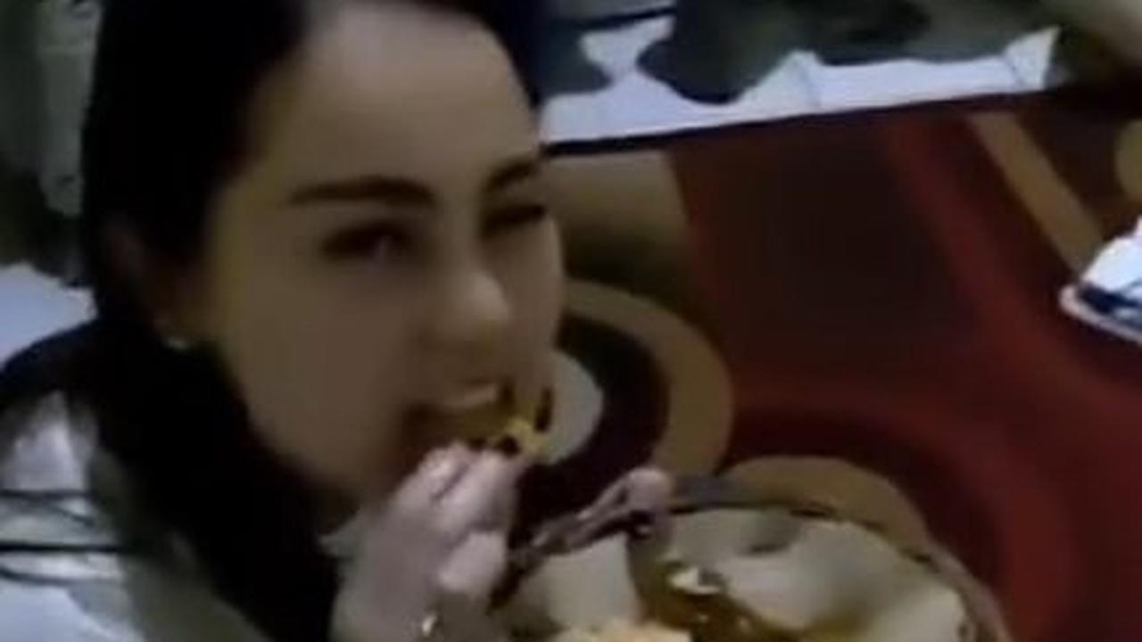 Bahkan, saat undangan makan dadakan, mereka tampil sederhana dengan nasi liwet, ikan asin, jengkol, dan sambal.<br>