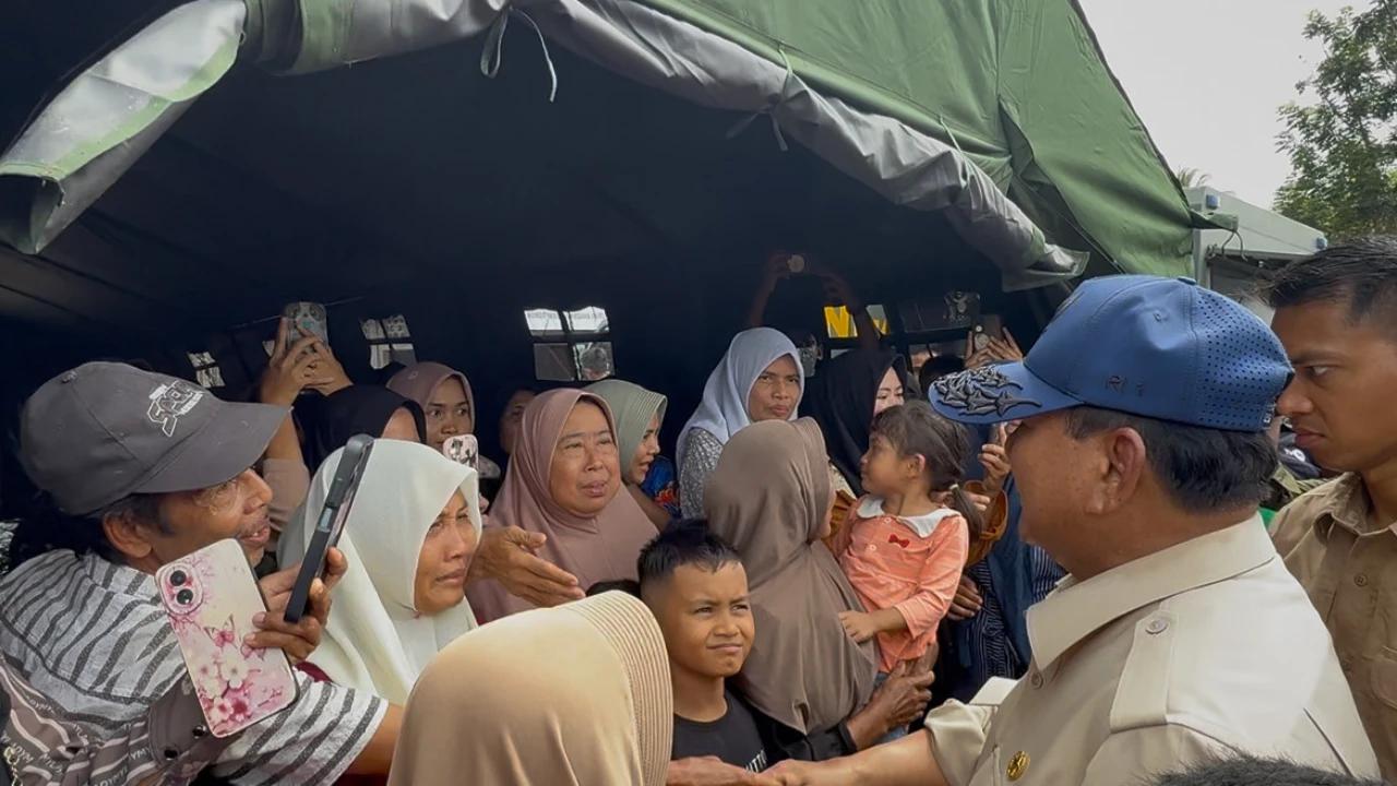 Tangis Haru Ibu-Ibu Korban Banjir Aceh Bertemu Prabowo: Rumah Saya Diambil Sungai