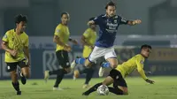 Ini merupakan pertandingan perdana bagi Marc Klok berseragam Persib Bandung dikompetisi resmi sepak bola Indonesia dan tampil memukau. Asupan bola-bola matang dari Marc Klok ke pemain lain membuat barisan pertahanan Barito Putera bekerja lebih ekstra. (Foto: Bola.com/M Iqbal Ichsan)