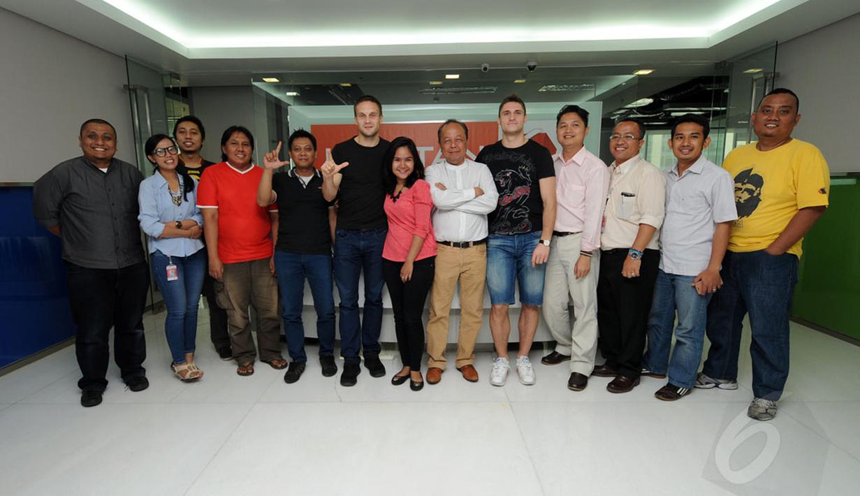 Dua pemain asing Persija Jakarta, Martin Vunk dan Yevgeni Kabayev berfoto bersama dengan awak redaksi Liputan6.com, Jakarta (10/12/2014). (Liputan6.com/Helmi Fithriansyah)