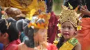 Ekspresi seorang murid TK Sekolah Alternatif untuk Anak Jalanan (SAAJA) saat mengenakan pakaian adat di kawasan Kuningan, Jakarta, Selasa (21/4/2015). Kegiatan itu dalam rangka Hari Kartini yang diperingati setiap 21 April. (Liputan6.com/Faizal Fanani)