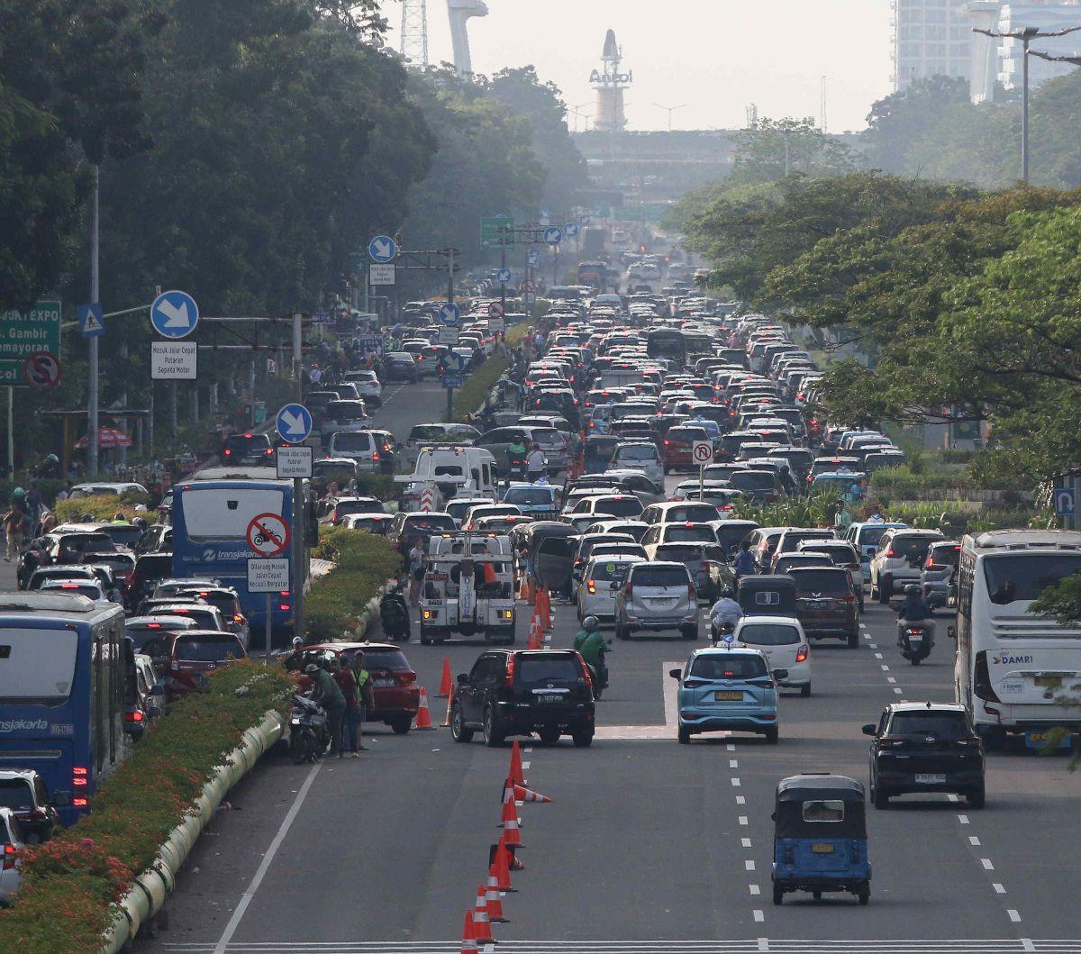 Suasana kemacetan yang mengular di Jalan Benyamin Sueb, Kemayoran, Jakarta, Minggu (30/6/2024). Kepadatan kendaraan ini terjadi di sekitar pintu masuk Jakarta International Expo (JIExpo) Kemayoran yang menjadi venue Pekan Raya Jakarta (PRJ) atau Jakarta F