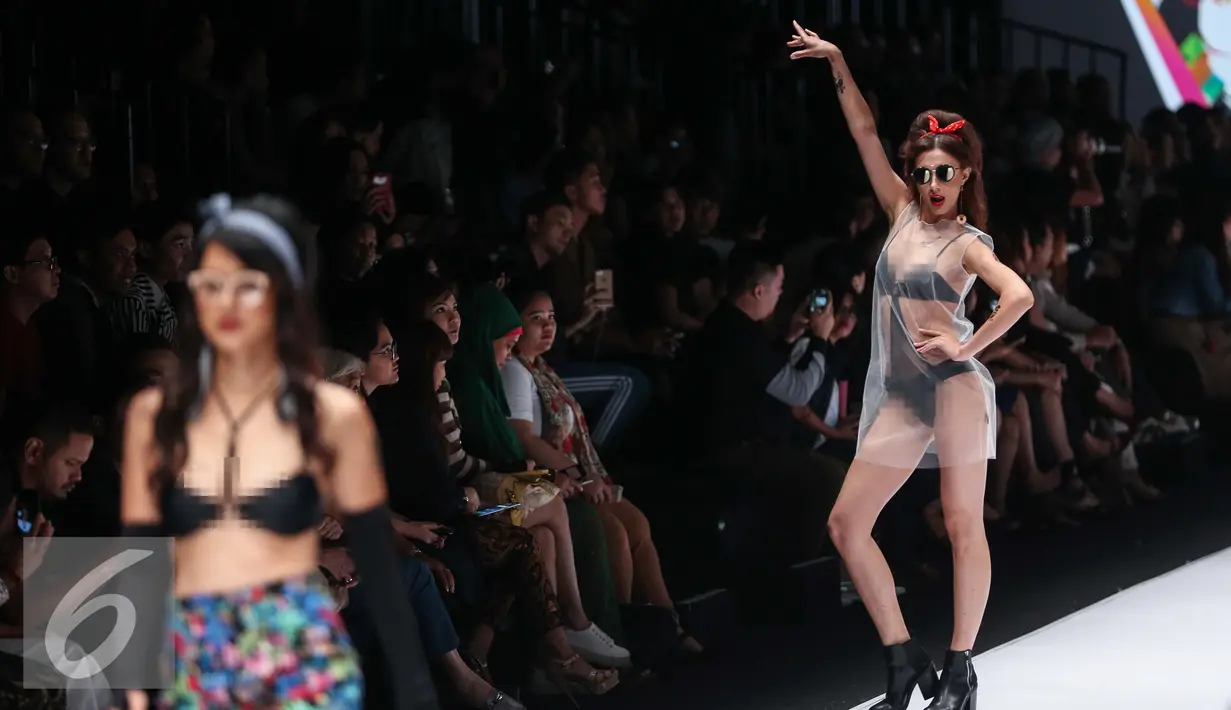 Model berpose mengenakan pakaian rancangan Kelly Tandiono yang bertemakan Amy Winehouse dalam Jakarta Fashion Week 2017 di Jakarta, Minggu (23/10). Para model juga memakai tato dan wig sasak khas Amy. (Liputan6.com/Faizal Fanani)