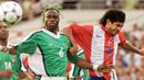 Taribo West merupakan salah satu pesepak bola paling nyentrik dalam urusan gaya rambut. Pada Piala Dunia 1998, ia mewarnai rambut gimbalnya dengan warna hijau senada dengan warna jersey negaranya yaitu Nigeria. West adalah bek kuat, cepat, dan dapat diandalkan di lini pertahanan. (AFP/Omar Torres)