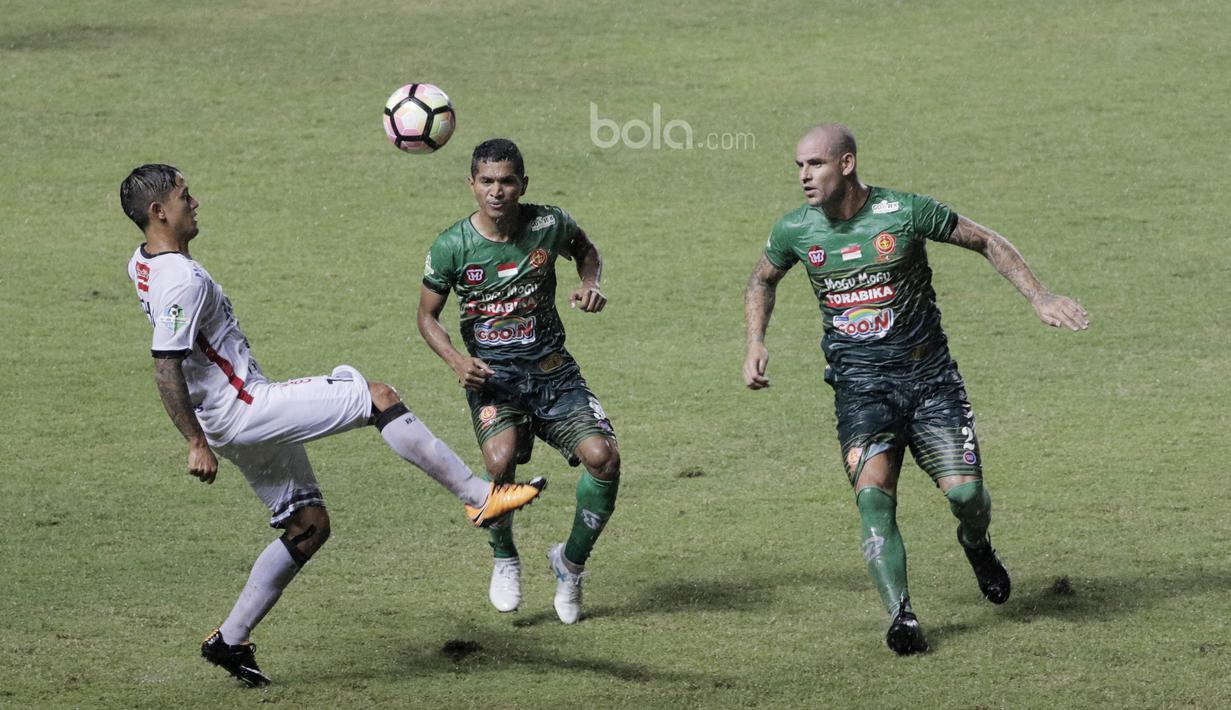 Striker Bali United, Irfan Bachdim, berusaha melewati pemain PS TNI, Abduh Lestaluhu dan Talin Facundo pada laga lanjutan Liga 1 di Stadion Pakansari, Bogor, Senin (10/7/2017). (Bola.com/M Iqbal Ichsan)