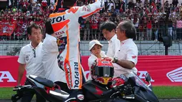 Marc Marquez menyapa pengemar usai mencoba motor All New Honda CBR250RR di sirkuit Sentul, Jawa Barat, Selasa (25/10). Motor ini memiliki mesin generasi terbaru 250cc liquid-cooled 4-stroke DOHC 8-valve, paralel twin cylinder. (Liputan6.com/Angga Yuniar)