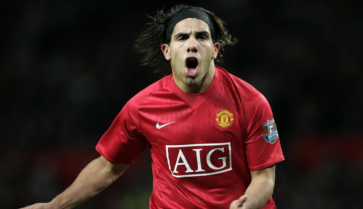 4. Carlos Tevez - Pemain asal Argentina pernah berseragam Manchester United pada tahun 2007 dengan status pemain pinjaman dari West Ham United. Tevez tampil gemilang dengan menyumbangkan 34 gol dari 99 pertandingannya bersama Manchester United. (AFP/Paul Ellis)