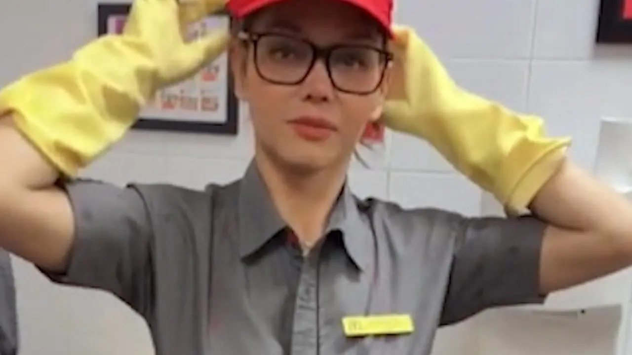Bunda Corla saat menjadi karyawan McDonald's Jakarta (Liputan6.com - M. Altaf Jauhar)