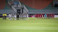 Laga Guam kontra Timnas Indonesia U-17 dalam Kualifikasi Piala Asia U-17 2023 diawali oleh a moment of silence untuk mendoakan korban tragedi Kanjuruhan. (Bagaskara Lazuardi/Bola.com)