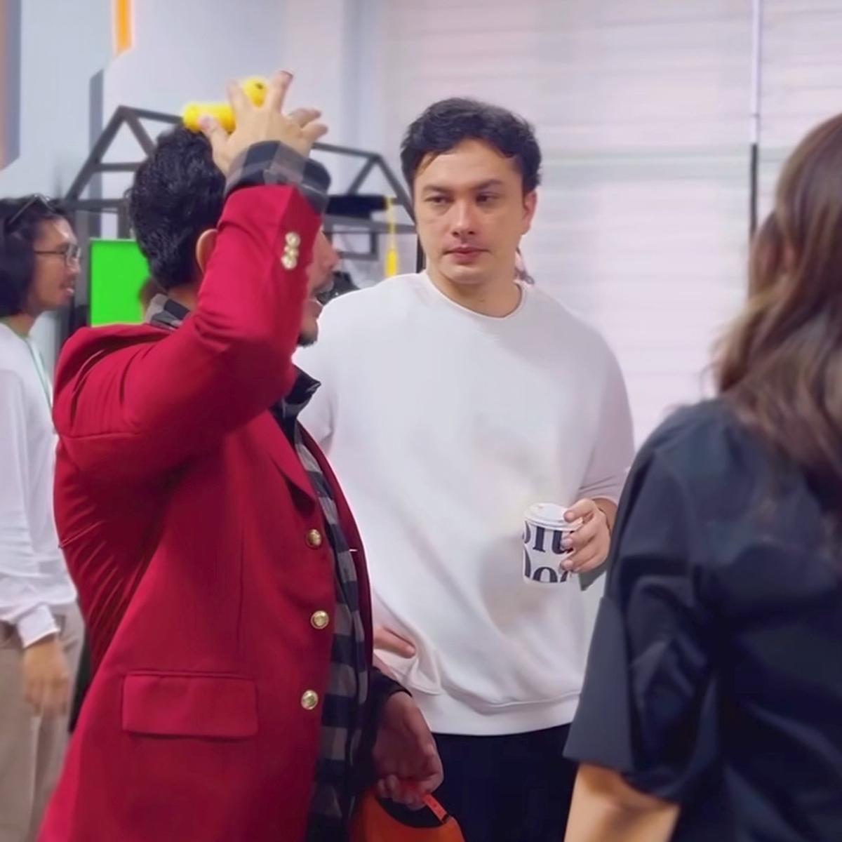 Makin Berumur Disebut Semakin 'Menyala', Momen Nicholas Saputra Menatap dan Senyum Tipis ke Rekannya Jadi Sorotan