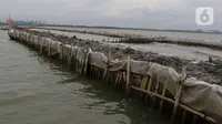 Pagar laut tersebut membentuk garis panjang menyerupai tanggul, dengan perairan di tengahnya. (Liputan6.com/Herman Zakharia)