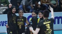 Pemain Gresik Petrokimia Pupuk Indonesia Hany Budiarti (kiri) dan rekan-rekannya berselebrasi dalam pertandingan seri ketiga putaran dua final four PLN Mobile Proliga 2023 melawan Jakarta BIN di GOR Sritex Arena, Solo, Sabtu, 11 Maret 2023. (foto: Proliga)