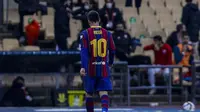 Lionel Messi mendapat kartu merah saat Barcelona kalah 2-3 dari Athletic Bilbao pada final Piala Super Spanyol di Stadion Olímpico de Sevilla, Senin (18/1/2021) dini hari WIB. (AP Photo/Miguel Morenatti)