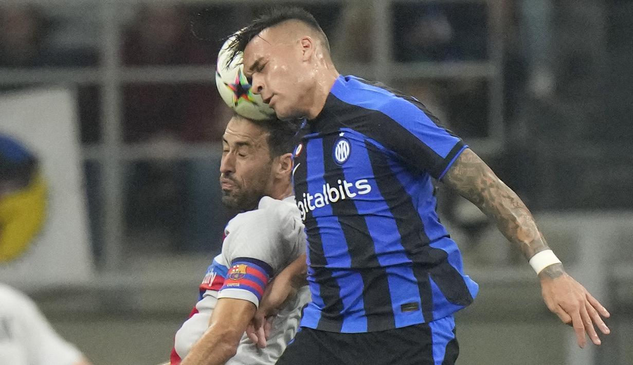 Penyerang Inter Milan Lautaro Martinez melompat untuk merebut bola pada matchday ketiga Grup C Liga Champions 2022/2023 saat menjamu Barcelona di Giuseppe Meazaa, Rabu dini hari WIB (5/10/2022). Kemenangan penting ini membuat posisi Inter Milan naik ke urutan 2 klasemen sementara Grup C dengan raihan 6 poin dari 3 laga. (AP Photo/Antonio Calanni)